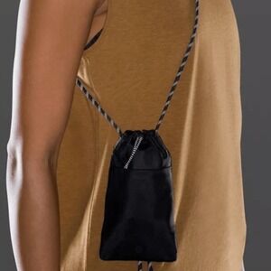 Lululemon Play Forward Crossbody Pouch‎ black NWT